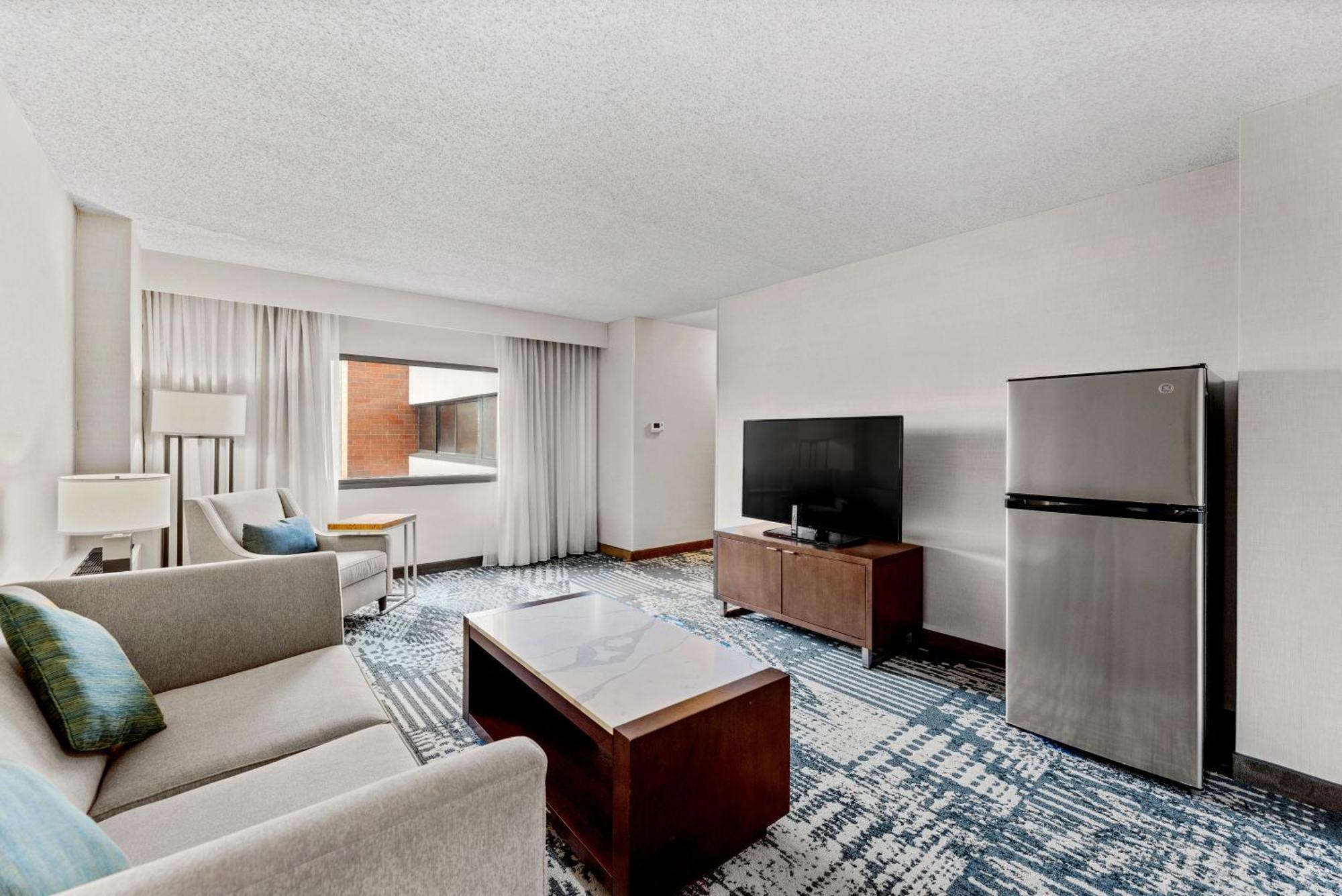 Delta Hotels By Marriott Mount Pleasant Расин Экстерьер фото